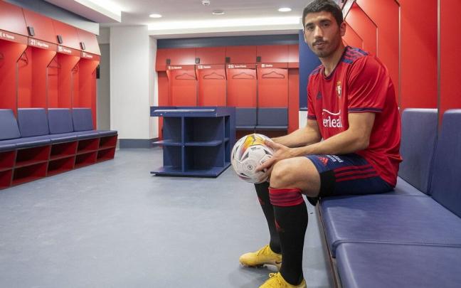 Cote, con la equipación de Osasuna en el vestuario de El Sadar el día de su presentación. Cote, con la equipación de Osasuna en el vestuario de El Sadar el día de su presentación.
