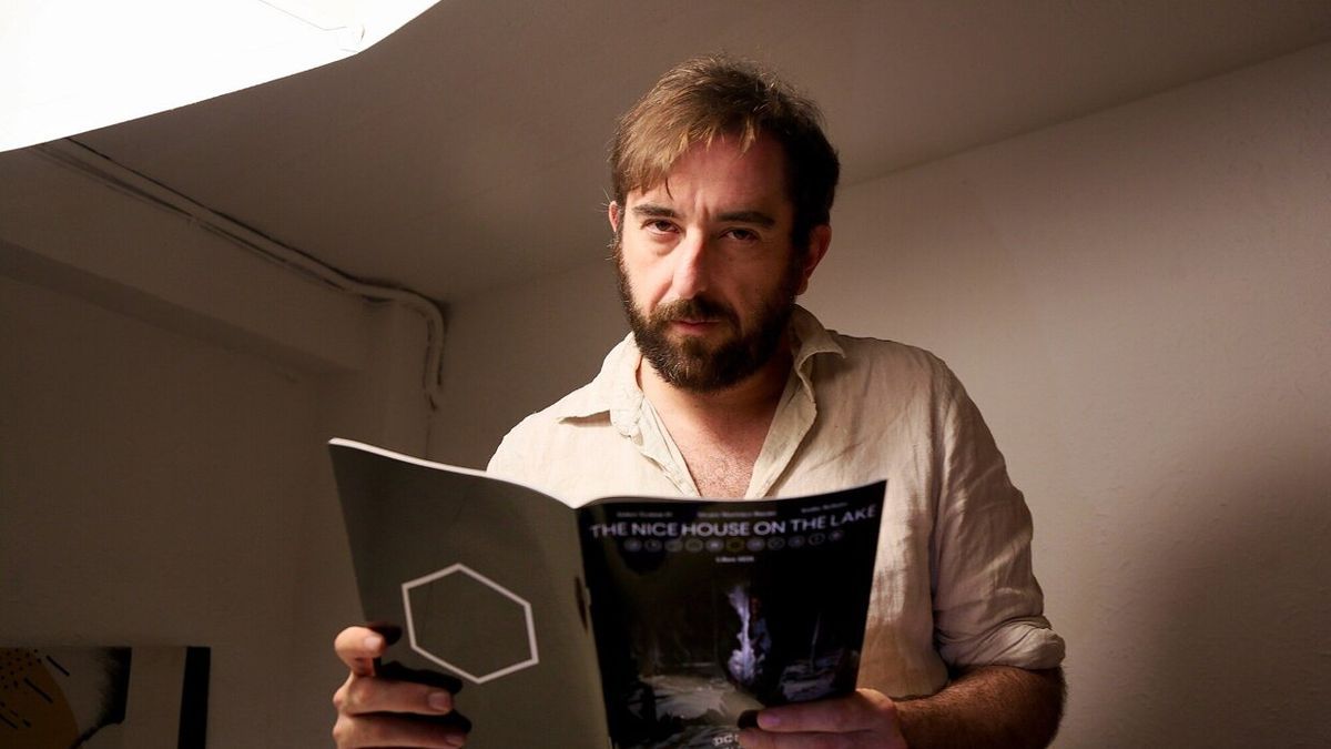 &Aacute;lvaro Mart&iacute;nez Bueno posa con un ejemplar de 'The nice house of the lake' en su estudio del barrio de Gros.
