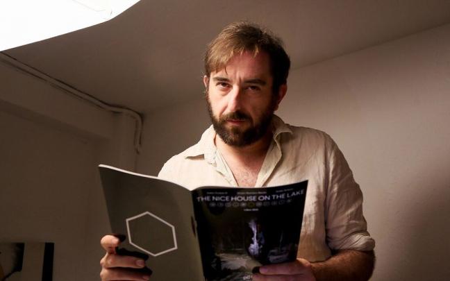 &Aacute;lvaro Mart&iacute;nez Bueno posa con un ejemplar de 'The nice house of the lake' en su estudio del barrio de Gros.