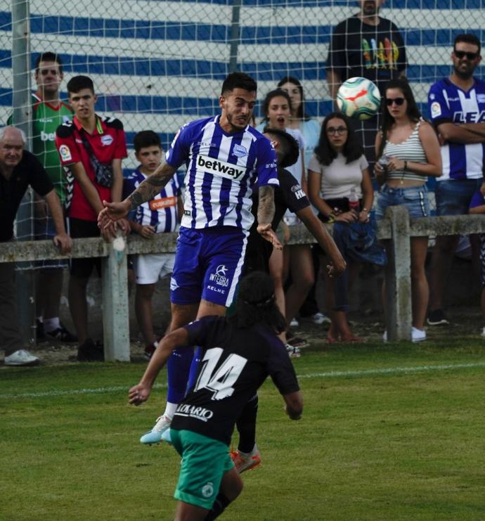 Joselu cabecea un balón durante el anterior Trofeo Villa de Laguardia.