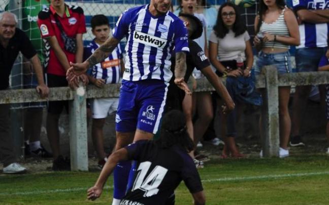 Joselu cabecea un balón durante el anterior Trofeo Villa de Laguardia.