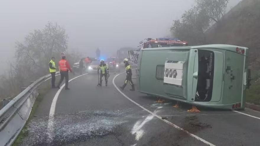 Imagen del microbús escolar, volcado en la NA7040