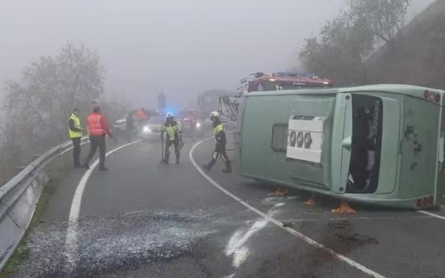 Imagen del microbús escolar, volcado en la NA7040