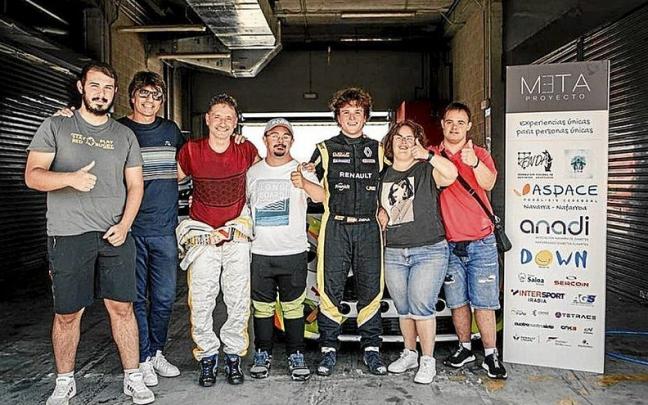 Participantes del evento de ‘Meta3’ en las instalaciones del circuito tras las carreras. | FOTO: JAVIER LUS Participantes del evento de ‘Meta3’ en las instalaciones del circuito tras las carreras. | FOTO: JAVIER LUS