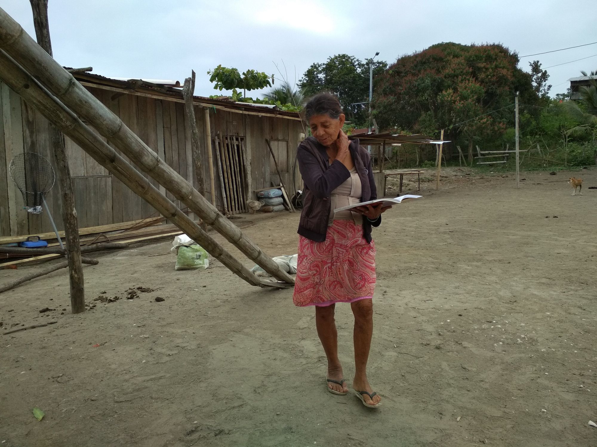 María Mera, a la entrada de su casa en Colorado (Cojimíes)