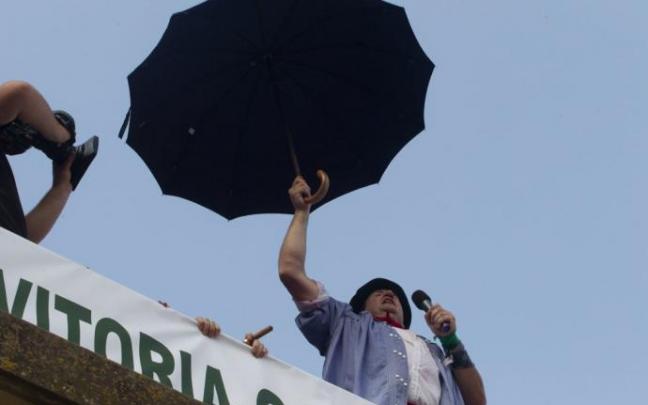 Celedón festeja el txupinazo en una edición anterior de La Blanca.