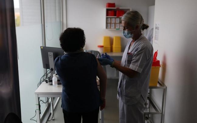 Una enfermera inocula a una mujer la cuarta dosis contra la covid-19. Una enfermera inocula a una mujer la cuarta dosis contra la covid-19.
