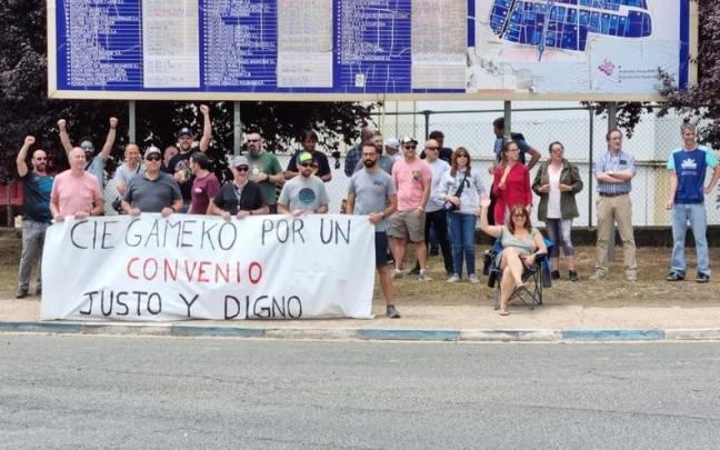 Plantilla de CIE Gameko, en la puerta de la fábrica en Gojain