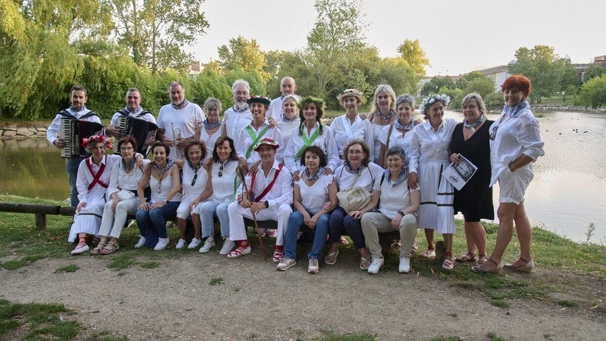 Integrantes del grupo Mendillorrin Kantuz que el viernes tiran el chupinazo del barrio.