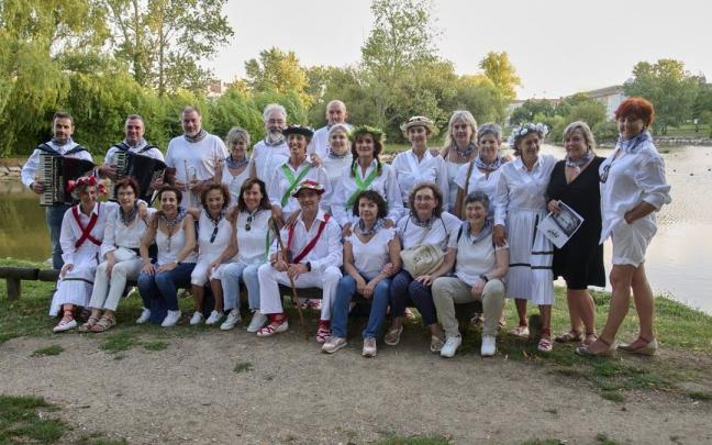 Integrantes del grupo Mendillorrin Kantuz que el viernes tiran el chupinazo del barrio. Integrantes del grupo Mendillorrin Kantuz que el viernes tiran el chupinazo del barrio.