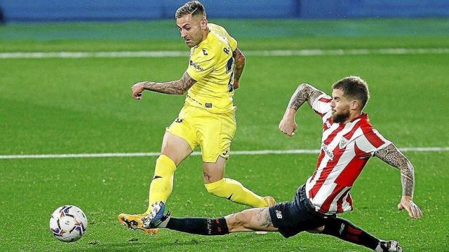 El rojillo Rubén Peña, con la camiseta de su anterior equipo, el Villarreal, intenta un disparo con la oposición de Iñigo Martínez (Athletic).