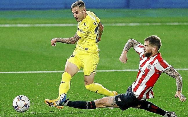 El rojillo Rubén Peña, con la camiseta de su anterior equipo, el Villarreal, intenta un disparo con la oposición de Iñigo Martínez (Athletic). El rojillo Rubén Peña, con la camiseta de su anterior equipo, el Villarreal, intenta un disparo con la oposición de Iñigo Martínez (Athletic).