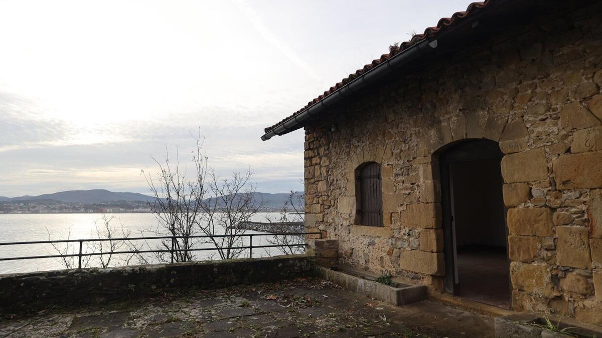 Uno de los edificios del Castillo de San Telmo, en Hondarribia, con vistas a la bahía.