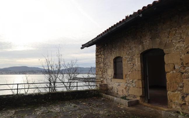 Uno de los edificios del Castillo de San Telmo, en Hondarribia, con vistas a la bahía.