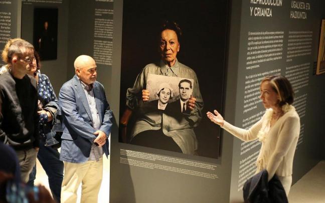 El fotógrafo Pedro Lange-Churión y la investigadora Aránzazu Borrachero explican una de las obras.