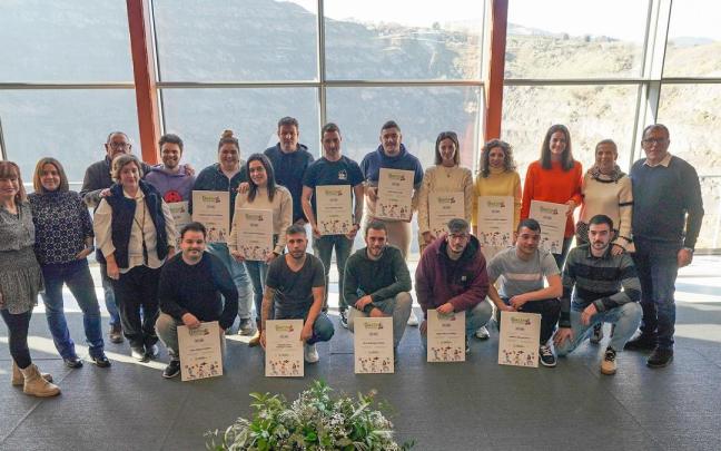 Los premiados del programa Bizi eta Ekin posan en la Ekoetxea junto a responsables municipales de la comarca de Meatzaldea.