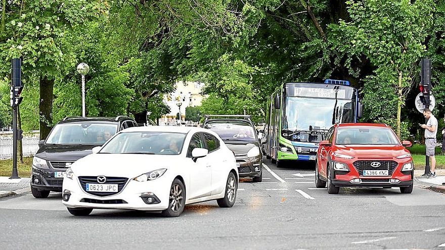 Tr&aacute;fico denso en las riberas del Urumea a su paso por Donostia.