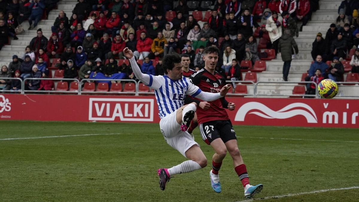 Jason marca de forma acrobática tras recibir un pase de Luis Rioja