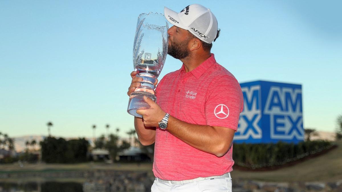 Jon Rahm besa el trofeo del American Express, su segundo triunfo del año.