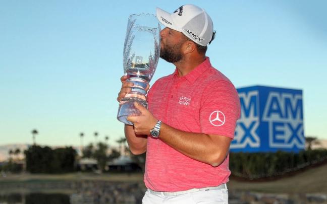 Jon Rahm besa el trofeo del American Express, su segundo triunfo del año.