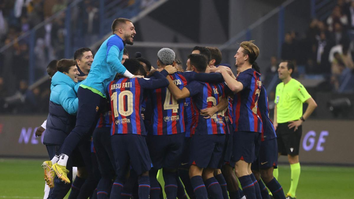 Los jugadores del Barcelona celebran el título de la Supercopa