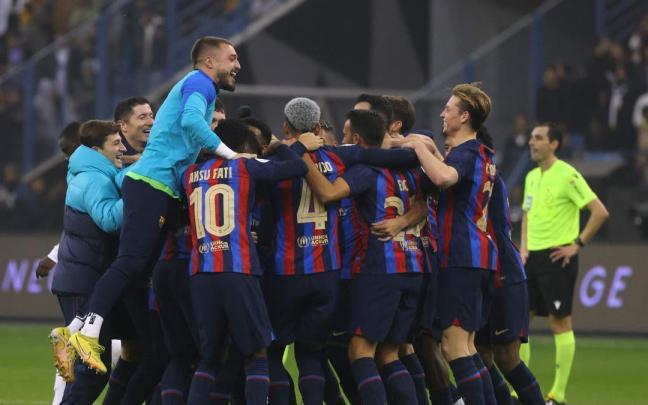 Los jugadores del Barcelona celebran el título de la Supercopa Los jugadores del Barcelona celebran el título de la Supercopa
