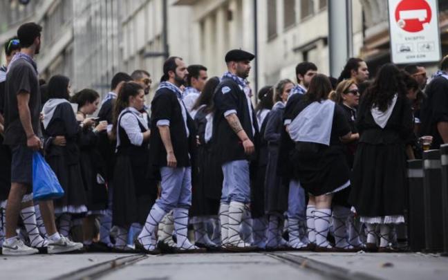 Blusas y neskas en Vitoria.