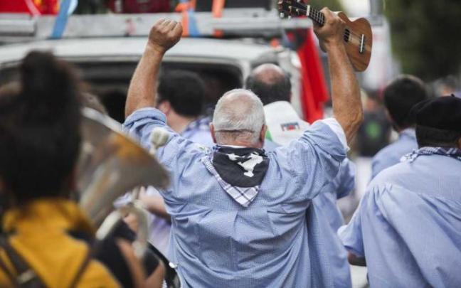 Los blusas y las neskas no saldrán este año a las calles de Vitoria Los blusas y las neskas no saldrán este año a las calles de Vitoria