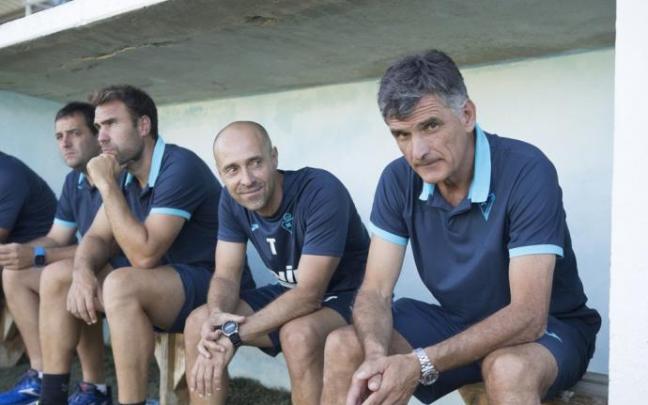 Mendilibar aguarda el inicio de un partido cuando dirigía al Eibar
