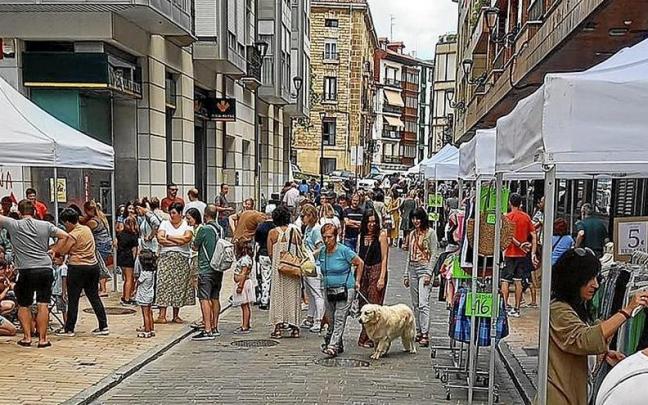 Zumaiako merkatariak Braderie egunean. | ARGAZKIA: PEDRO AMUNDARAIN