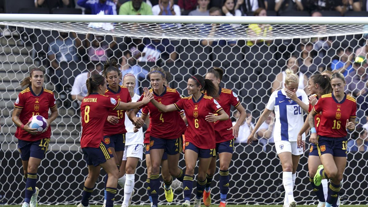 Las jugadoras de España celebran el gol de Irene Paredes.