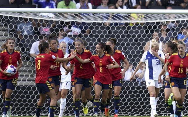 Las jugadoras de España celebran el gol de Irene Paredes. Las jugadoras de España celebran el gol de Irene Paredes.
