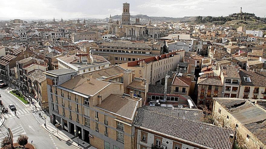 Vista panorámica del Casco Antiguo de Tudela, con la catedral y el Corazón de Jesús al fondo.