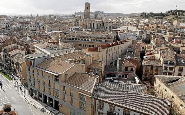 Vista panor&aacute;mica del Casco Antiguo de Tudela, con la catedral y el Coraz&oacute;n de Jes&uacute;s al fondo.