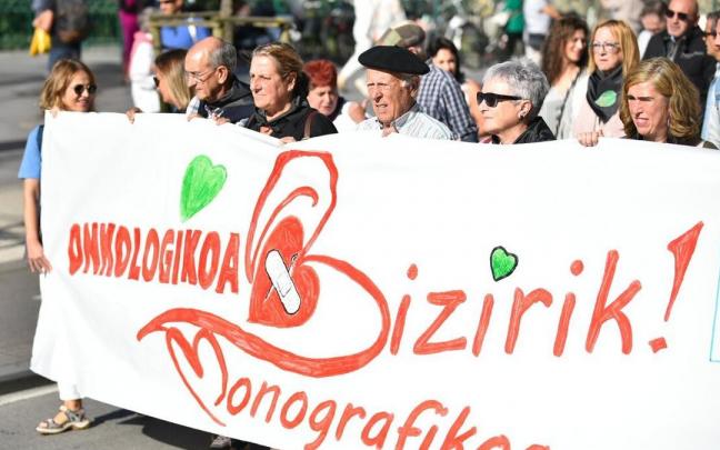 Manifestacion de trabajadores y usuarios de Onkologikoa Donostia