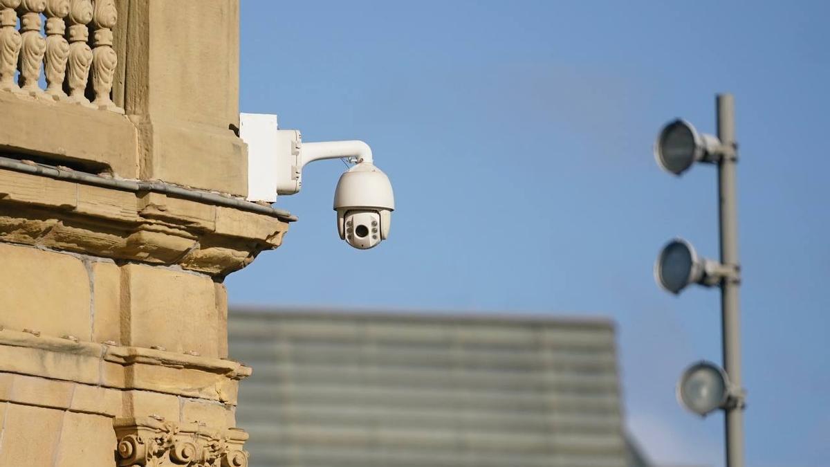 Cámara de vigilancia en el edificio del teatro Victoria Eugenia