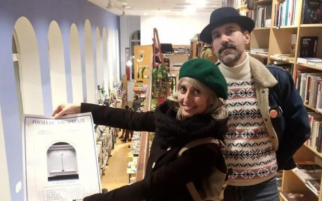 Ventura Ruiz (Zerokotan) y Yoel Saldaña (Pamplona Poetry Slam) presentan el cartel de 'Poesía de Escaparate' en la librería Katakrak. Ventura Ruiz (Zerokotan) y Yoel Saldaña (Pamplona Poetry Slam) presentan el cartel de 'Poesía de Escaparate' en la librería Katakrak.