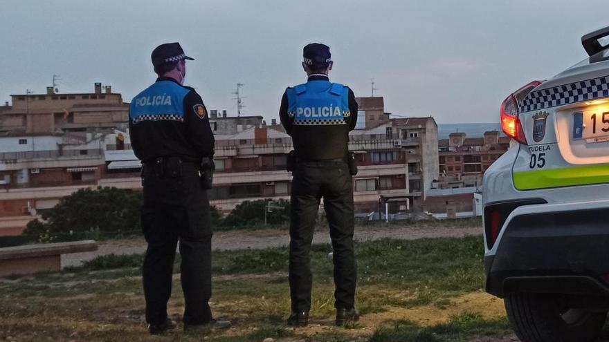 Dos agentes de la Policía Local de Tudela.