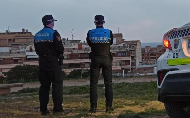 Dos agentes de la Policía Local de Tudela.