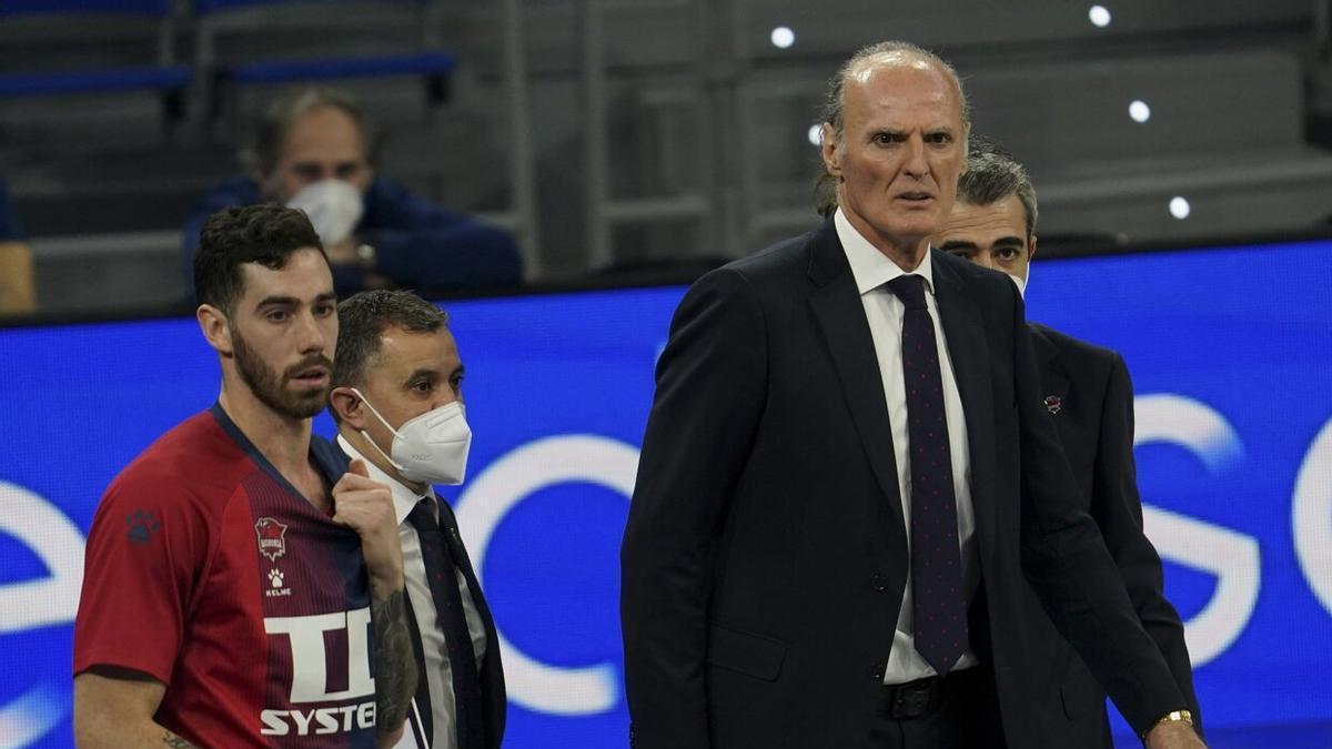 Dusko Ivanovic, junto a Luca Vildoza, durante un partido de la ACB