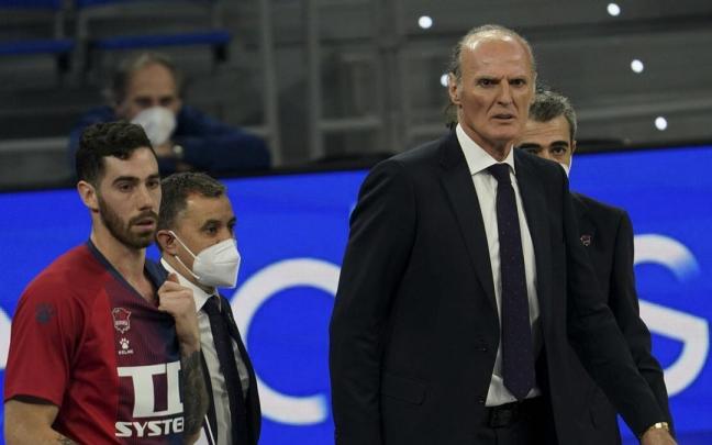 Dusko Ivanovic, junto a Luca Vildoza, durante un partido de la ACB Dusko Ivanovic, junto a Luca Vildoza, durante un partido de la ACB