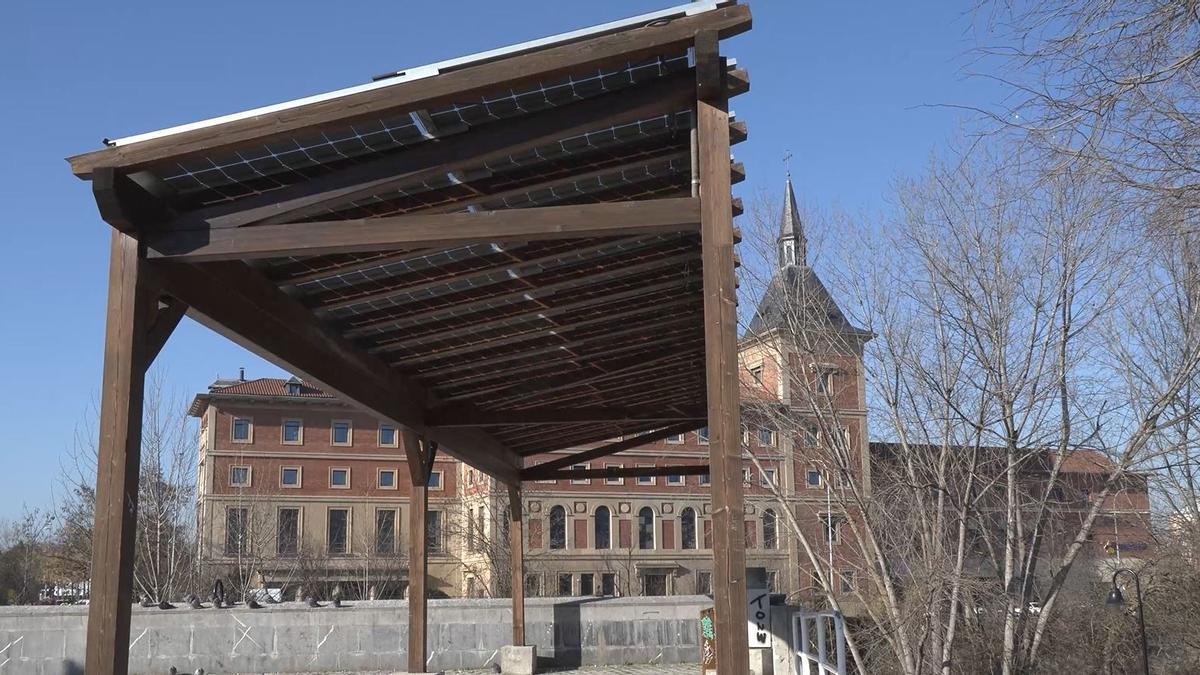 Placas solares en una pérgola