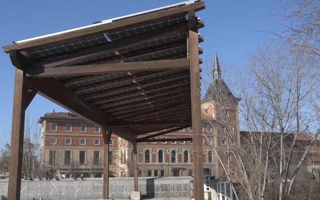 Placas solares en una p&eacute;rgola