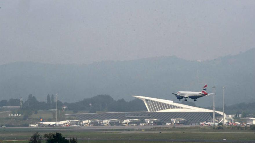 Imagen de archivo del aeropuerto de Loiu en un día con niebla.