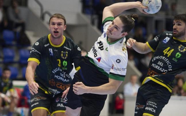 Julen Elustondo, en pleno lanzamiento hacia la portería de Javi Díaz, de nuevo un muro.