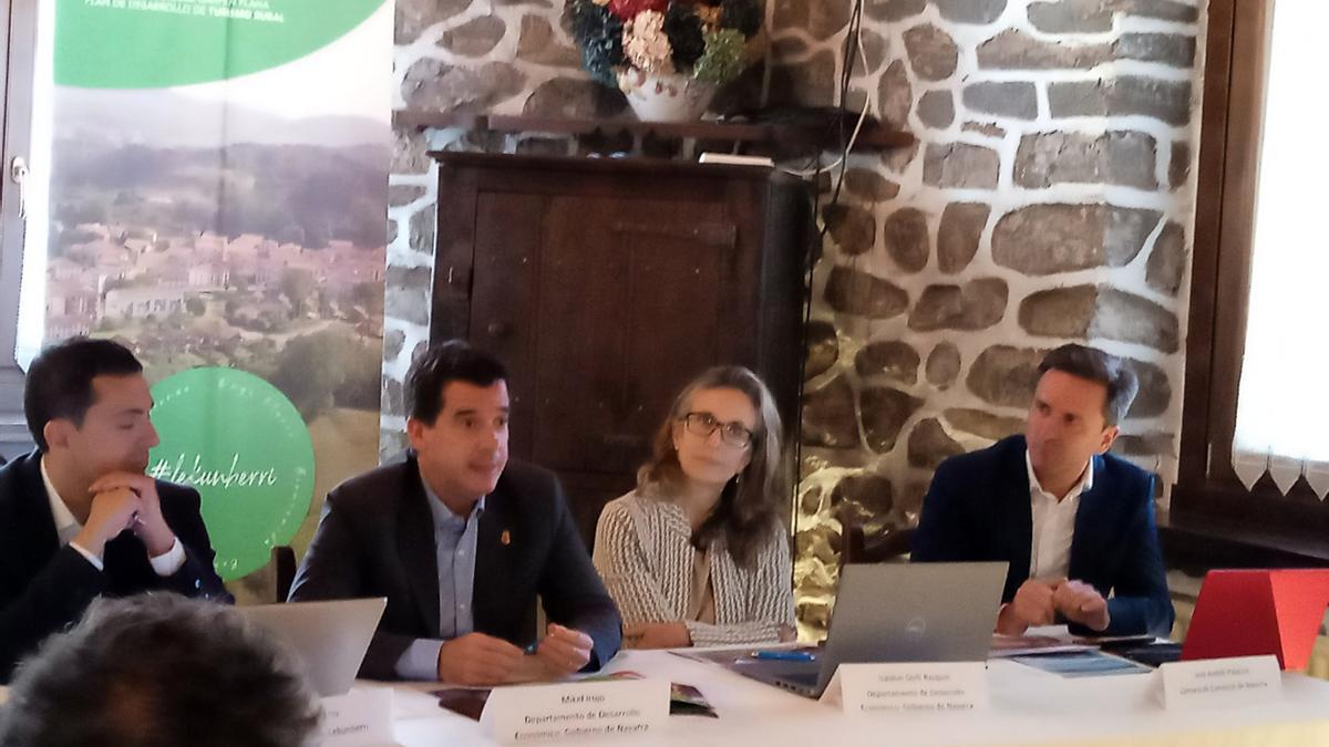 El consejero Irujo, flanqueado de Izaskun Goñi y el alcalde de Lekunberri, Gorka Azpiroz.