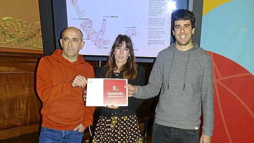 El técnico Ion López, la alcaldesa y el edil Iker Oñate, en la presentación.