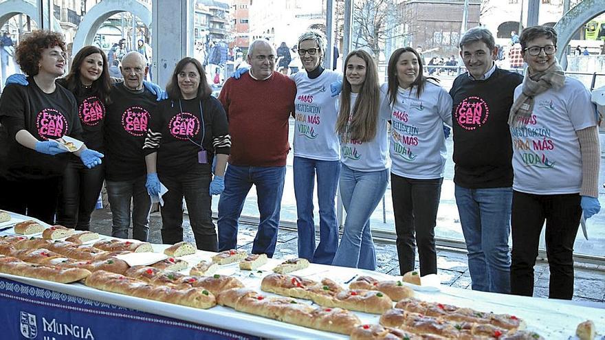 Miembros de la asociación y la corporación municipal repartieron el roscón.