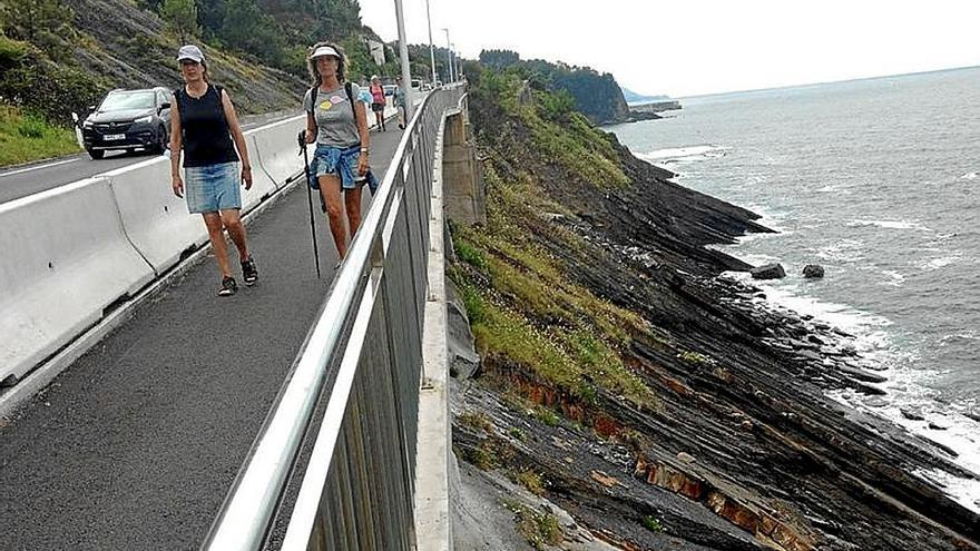 Dos mujeres por el paseo que enlaza Deba con Mutriku. | FOTO: J.LEON