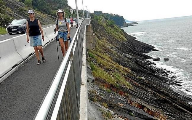 Dos mujeres por el paseo que enlaza Deba con Mutriku. | FOTO: J.LEON